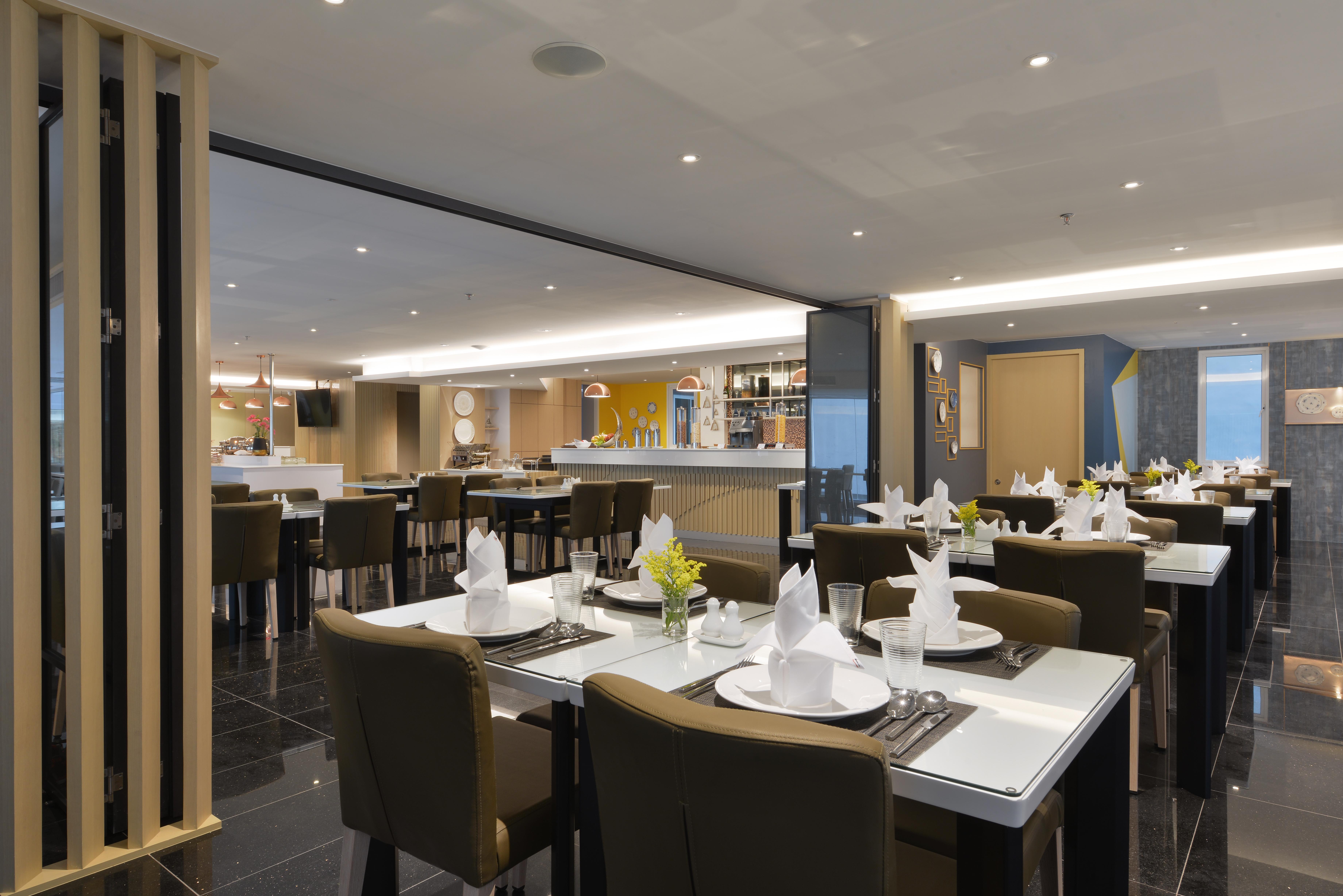 Hotel Le D'Tel Bangkok Extérieur photo The restaurant on board