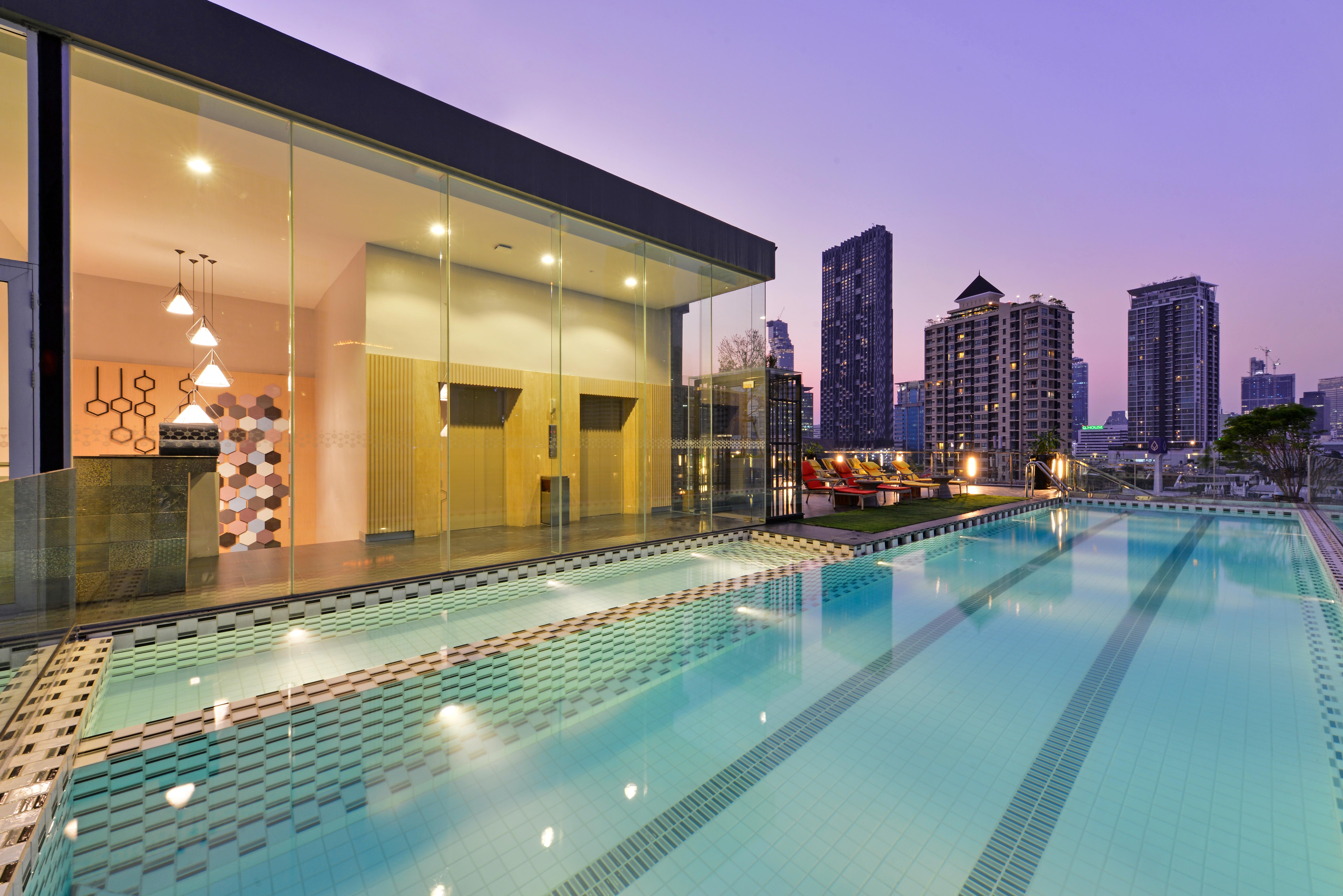 Hotel Le D'Tel Bangkok Extérieur photo The swimming pool at the clubhouse