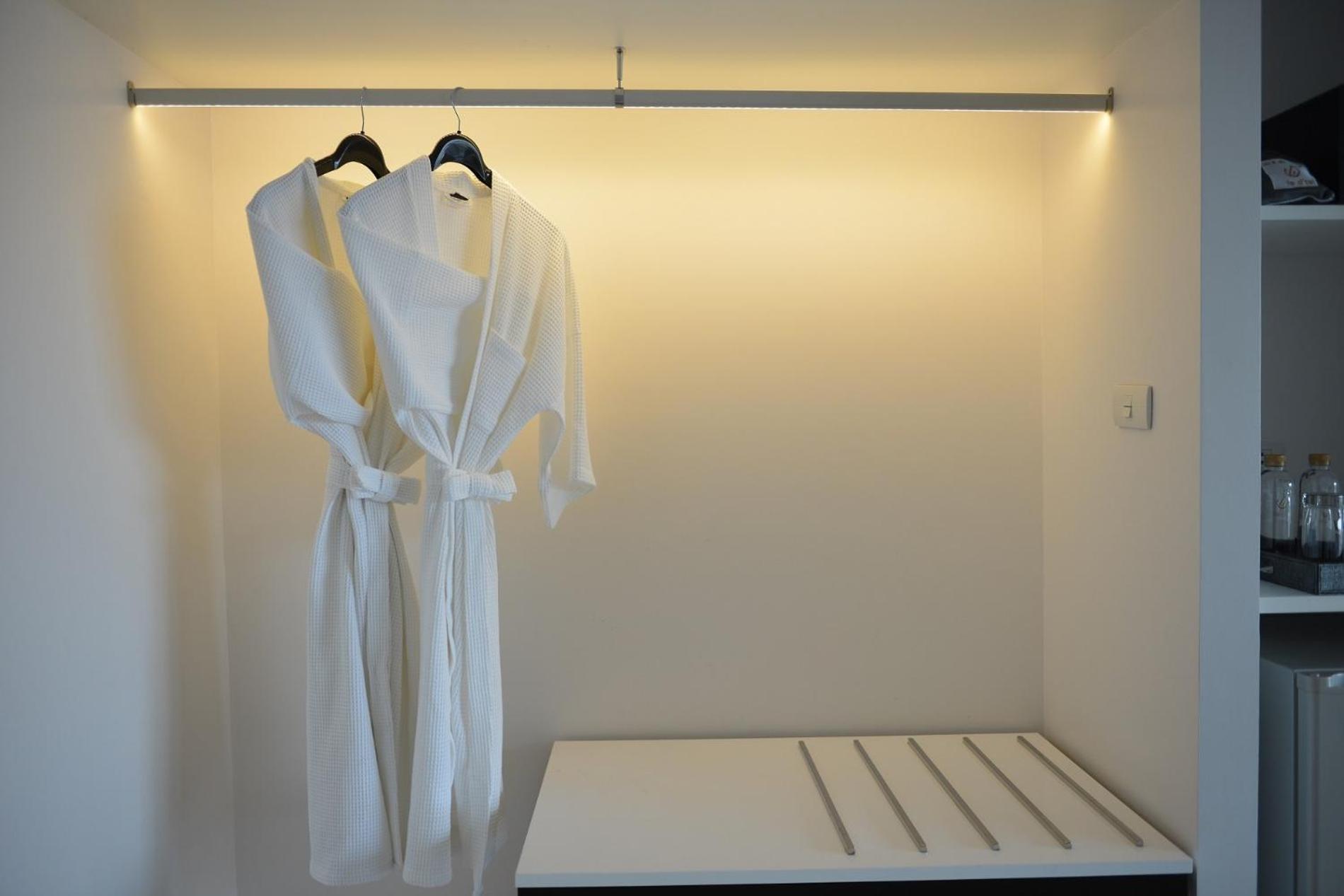 Hotel Le D'Tel Bangkok Extérieur photo A bathrobe hanging on a hanger