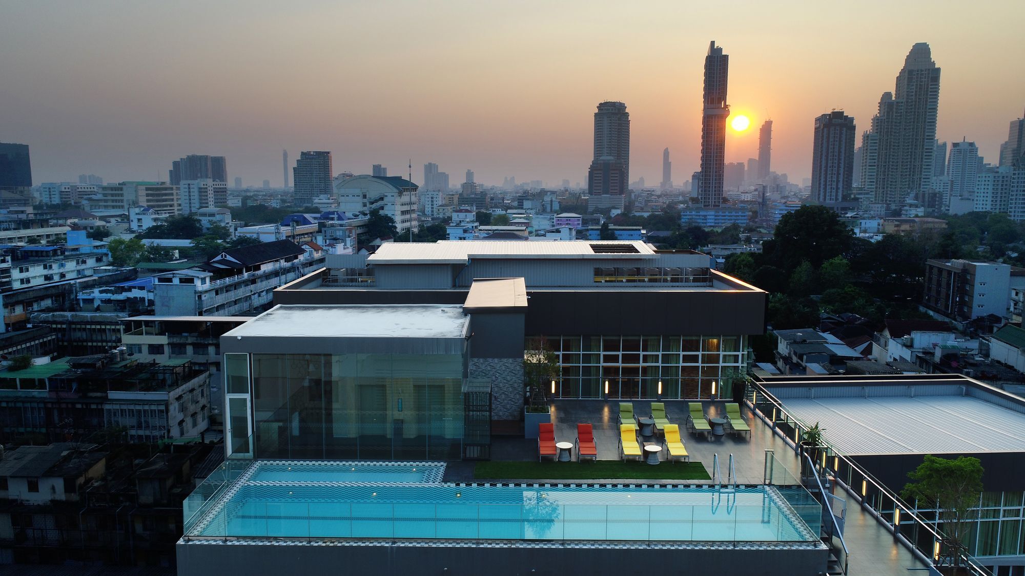 Hotel Le D'Tel Bangkok Extérieur photo The rooftop pool at the U Sathorn