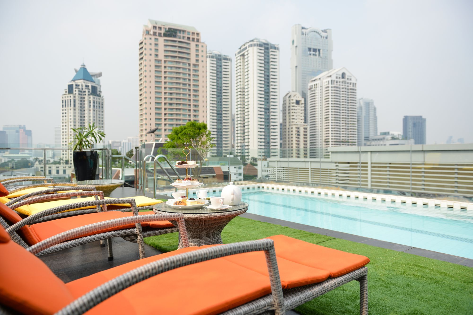 Hotel Le D'Tel Bangkok Extérieur photo The rooftop pool at the hotel