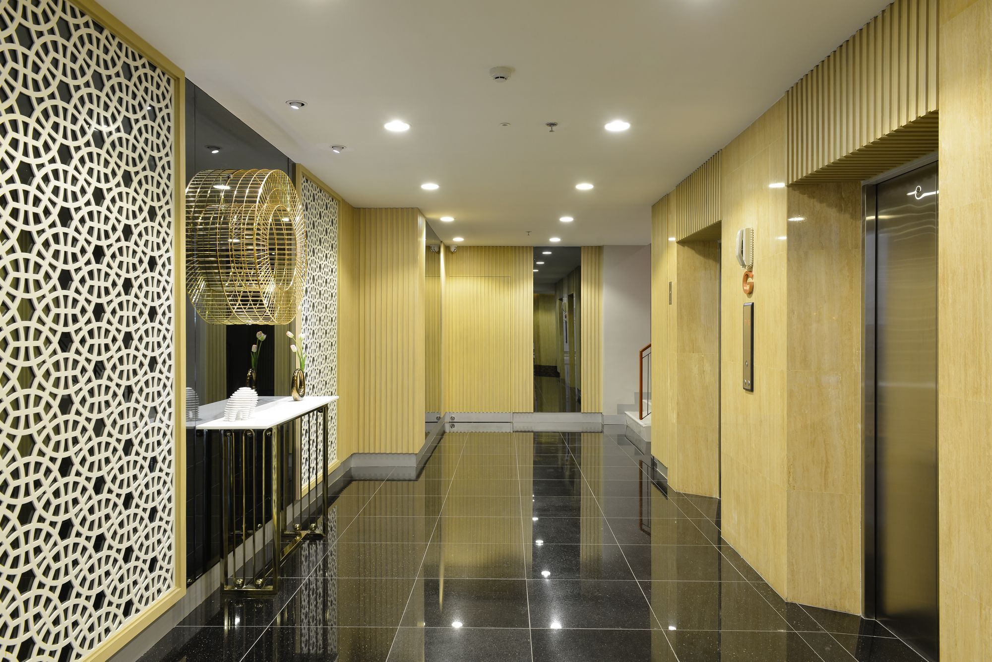 Hotel Le D'Tel Bangkok Extérieur photo The interior of the hotel